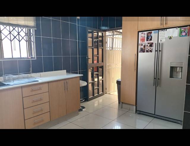 6 BEDROOM HOUSE FOR SALE IN MONDEOR